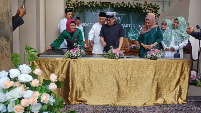 Penandatanganan prasasti ponpes darunnajah