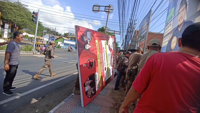 Bawaslu Tertibkan Baliho Caleg Yang Bandel Langgar Aturan