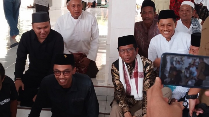 Mahfud MD setelah laksanakan ibadah sholat jumat