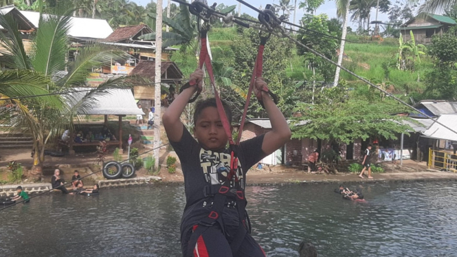 Micodastant bermain flying fox di wisata Jopuro