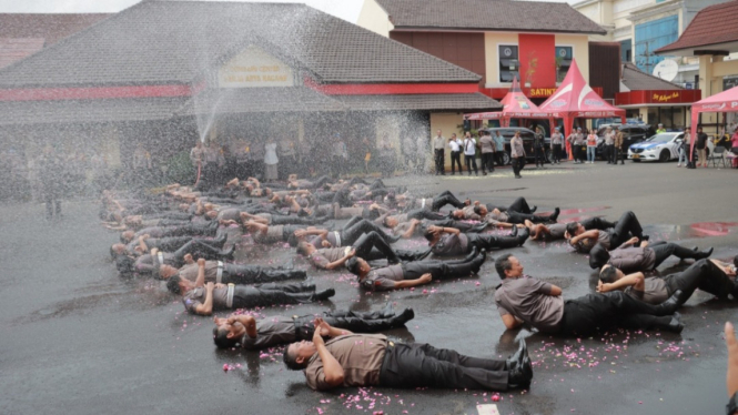 Puluhan Polisi di Jember disiram air kembang