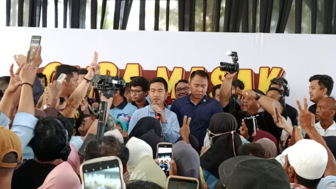 Cawapres Gibran menyapa relawan pendukungnya