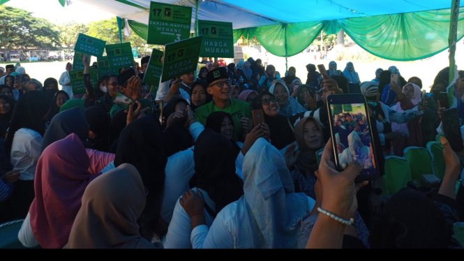 Sandiaga Uno dikerumuni emak emak