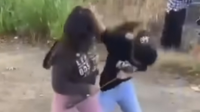 Dua remaja putri terlibat pertarungan dengan senjata tajam