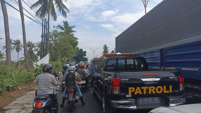 Kemacetan panjang di Kelurahan Klatak imbas pengaspalan jalan