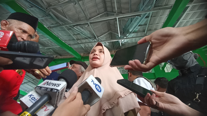 Atikoh saat diwawancara awak media