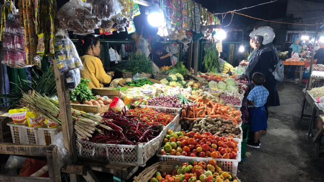 Aktivitas jual beli di Pasar Blambangan Banyuwangi