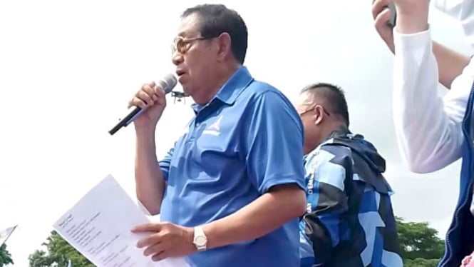 SBY saat bernyanyi di hadapan massa Banyuwangi