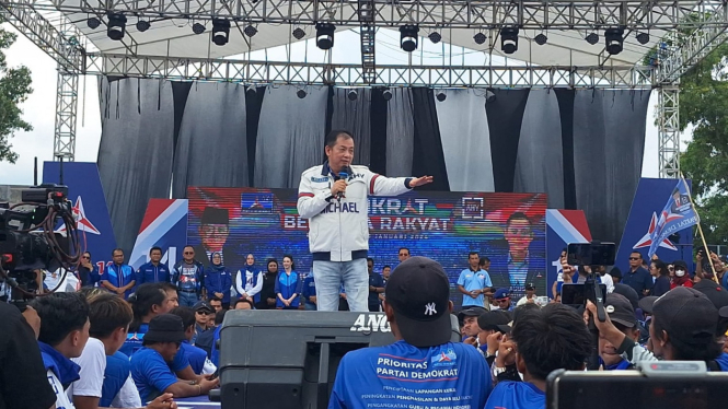 Michael Edy Dihadapan Masyarakat dan Simpatisan