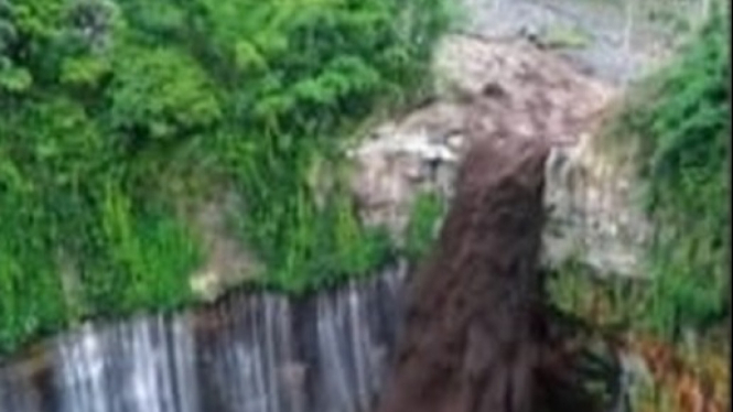 Banjir lahar dingin Gunung Semeru terjang air terjunTumpak Sewu