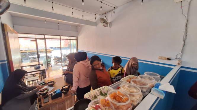 Pelanggan seblak prasmanan Kedai Teh Mimi Banyuwangi