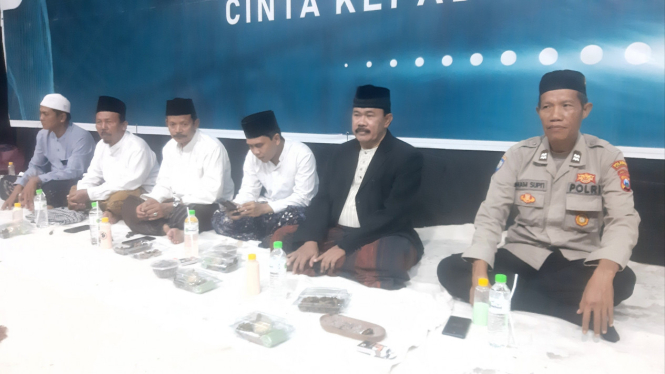 Kades Bajulmati Achmad Thoha (jas hitam)