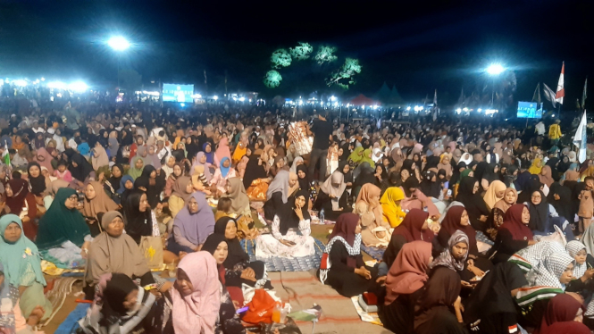 Ribuan santri di pengajian laskar langit RTH Bajulmati