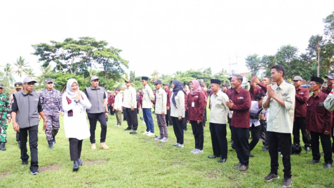 Bupati bersama Bawaslu inspeksi pasukan di apel siaga pengawasan.