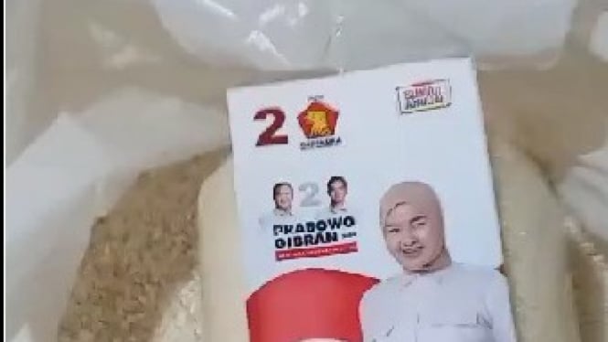 Paket sembako berisi APK Caleg Partai Gerindra Banyuwangi