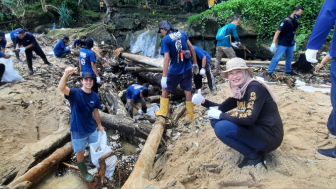 Plt Kepala DLH Banyuwangi saat kerja bakti penanganan sampah