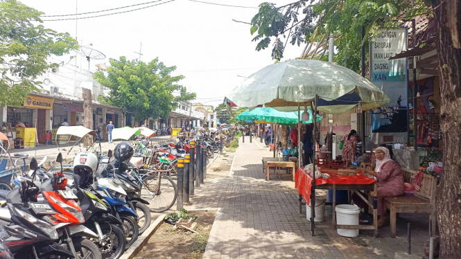 Pedagang berjualan di trotoar Pasar Banyuwangi