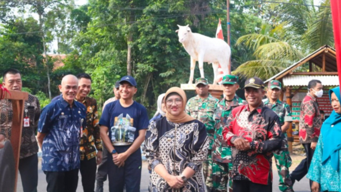 Pj Bupati Lumajang, Indah Wahyuni resmikan Ikon Desa Petahunan