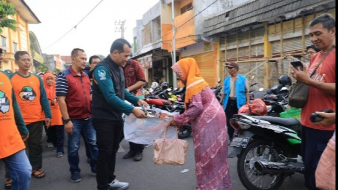 Pj Walikota Probolinggo Nurkholis bagikan tas berbahan APK