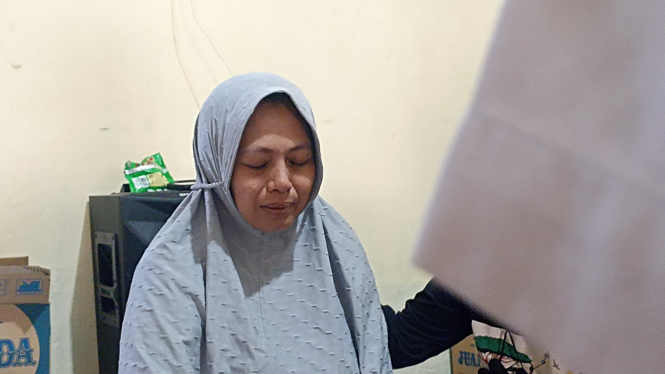 Ibu korban, Suyanti saat memberikan keterangan kepada media