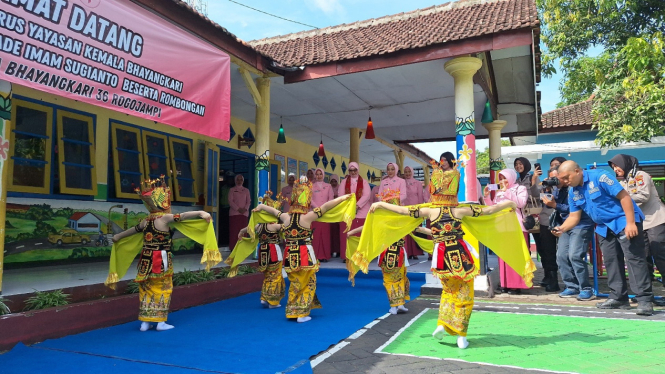 Penari Gandrung Unjuk Gigi dihadapan Ibu Kapolda Jatim