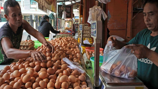 Pedagang telur layani pembeli di pasar tradisional