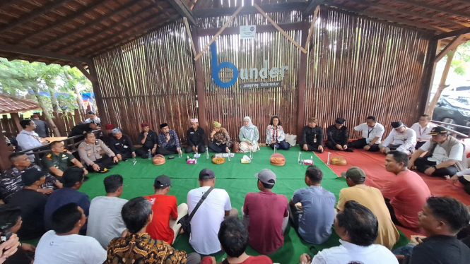 Kelompok masyarakat dan nelayan berdialog dengan Menko PMK