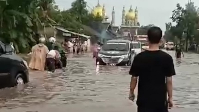 Jalan Bangsalsari Jember banjir luapan selutut orang dewasa
