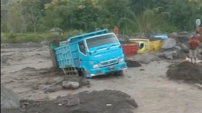 Truk terjebak banjir lahar dingin Gunung Semeru