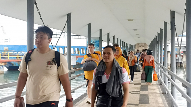 Kedatangan penumpang di Pelabuhan Ketapang Banyuwangi