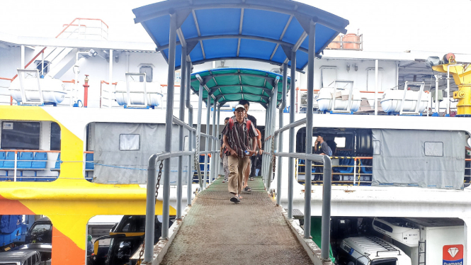 Penumpang kapal sandar di Pelabuhan Ketapang