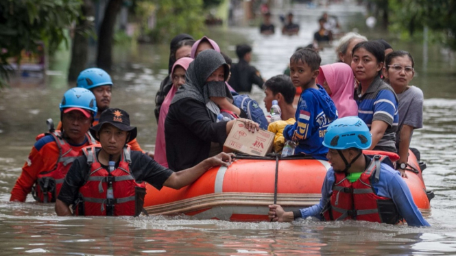 Ilustrasi petugas evakuasi korban banjir