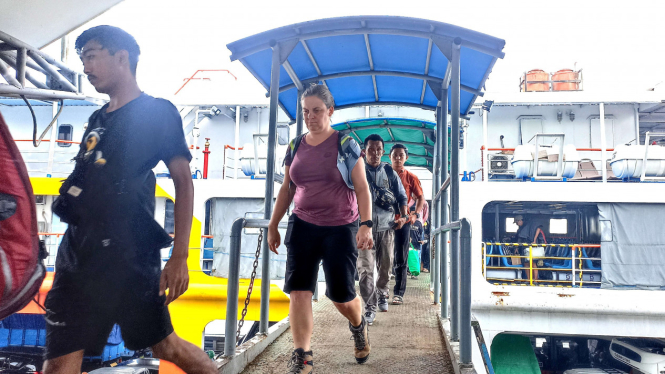 Kedatangan turis di Pelabuhan Ketapang
