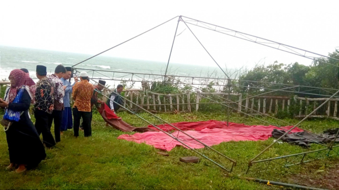 Tenda pantau hilal roboh diterjang angin