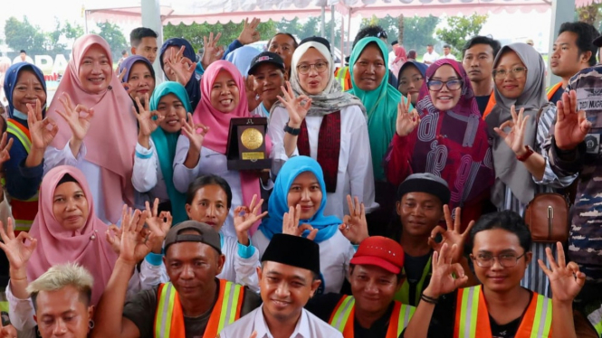 Bupati Banyuwangi, Ipuk Fiestiandani (tengah)