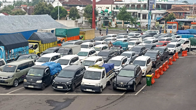 Kepadatan kendaraan di Pelabuhan Ketapang Banyuwangi