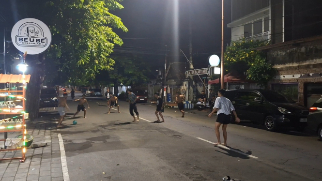 Jalur Pusat Kota di Banyuwangi digunakan untuk bermain bola