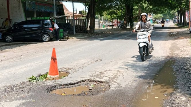 Kerusakan jalan di Jalan Kepiting Kecamatan Banyuwangi