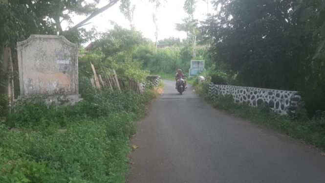 Jembatan penghubung Desa Bajulmati dan Desa Sidowangi