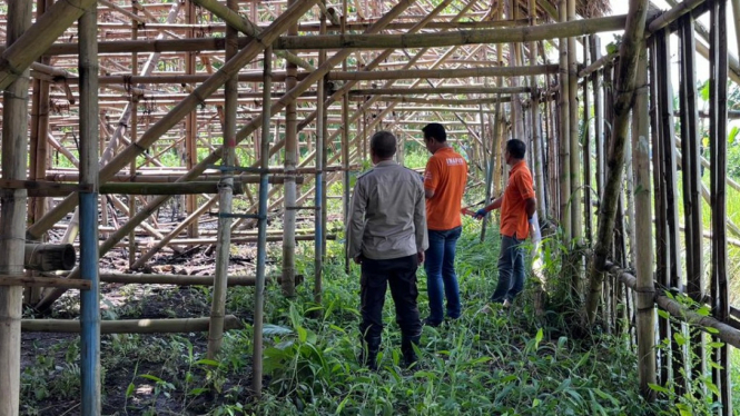 Polisi olah TKP di gudang terbakar