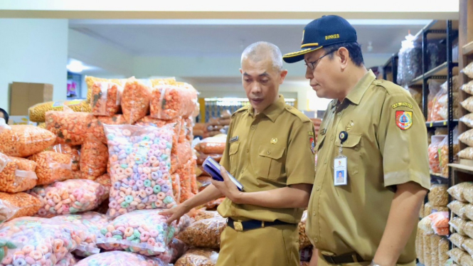 Monitoring makanan dan minuman temukan barang expired