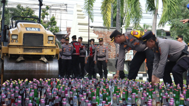 Ribuan botol miras dihancurkan Polresta Banyuwangi