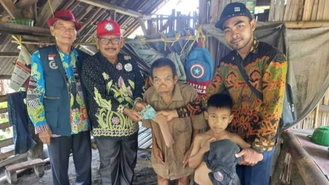 Komisioner Baznas Lumajang beri bantuan pada Kakek Bagong