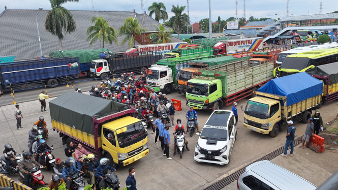 Antrean kendaraan menuju Pulau Jawa di Pelabuhan Gilimanuk