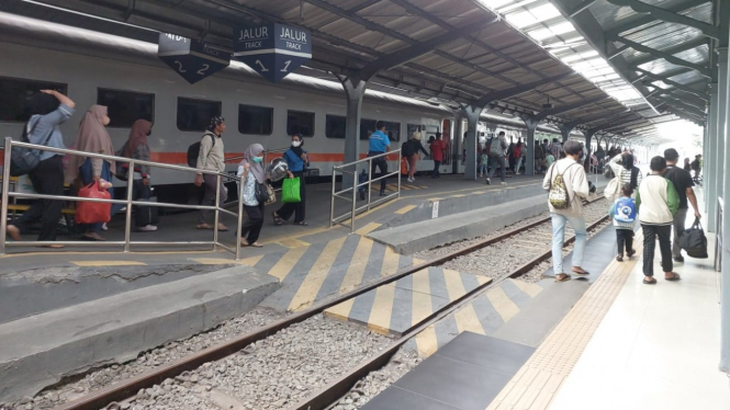 Peningkatan penumpang di stasiun saat arus mudik