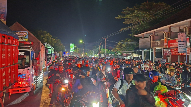 Antrian pemudik menuju jawa mengular hingga di luar pelabuhan