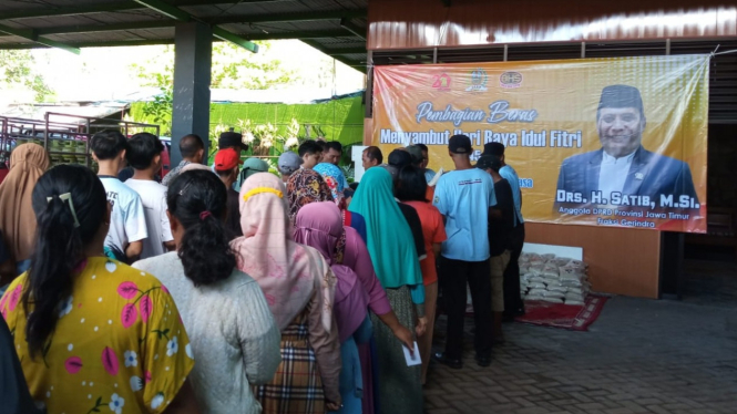 Ratusan warga antri beras dirumah anggota DPRD Jawa Timur