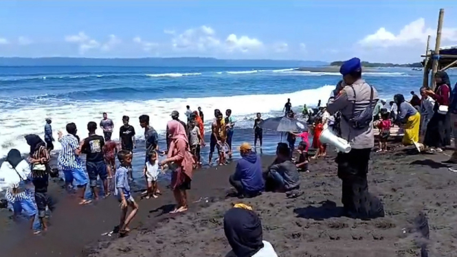 Polisi himbau wisatawan yang berlibur ke pantai