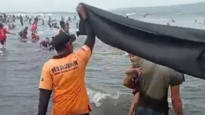 Relawan bawa kantong jenazah susuri pantai Paseban