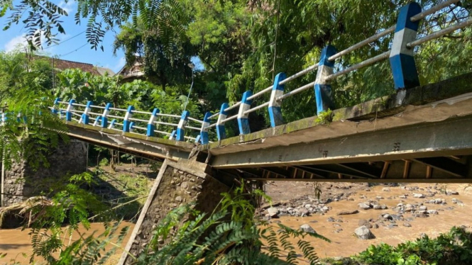 Jembatan rusak akibat banjir lahar dingin Gunung Semeru